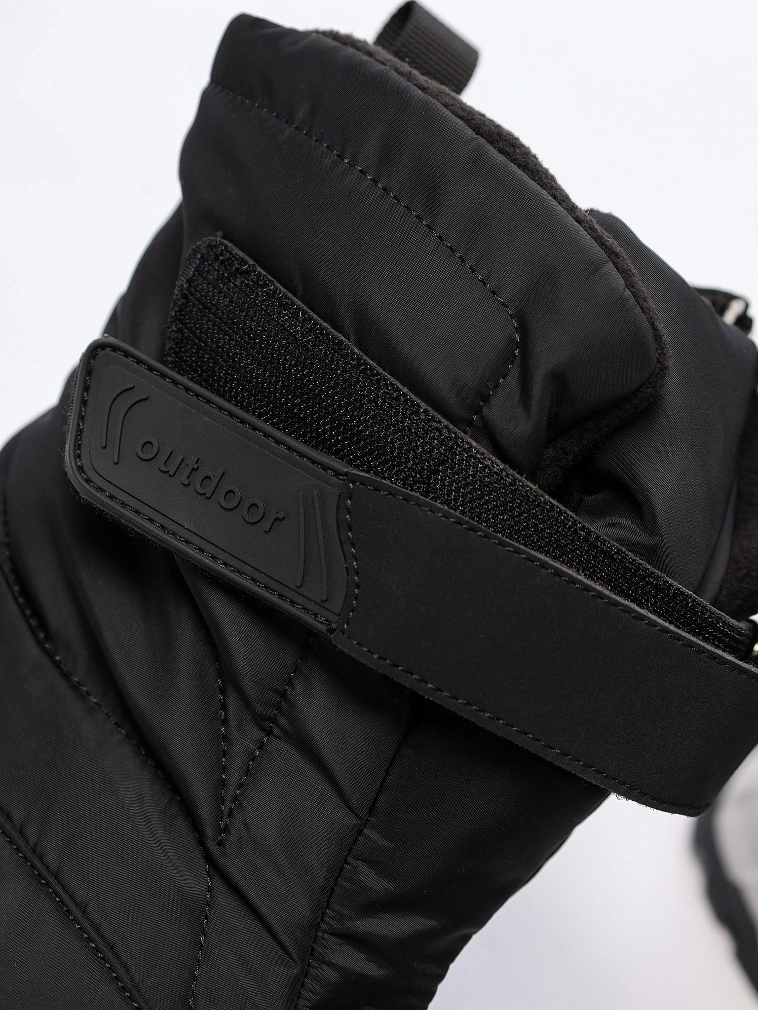 Дутики черного цвета на средней объемной подошве